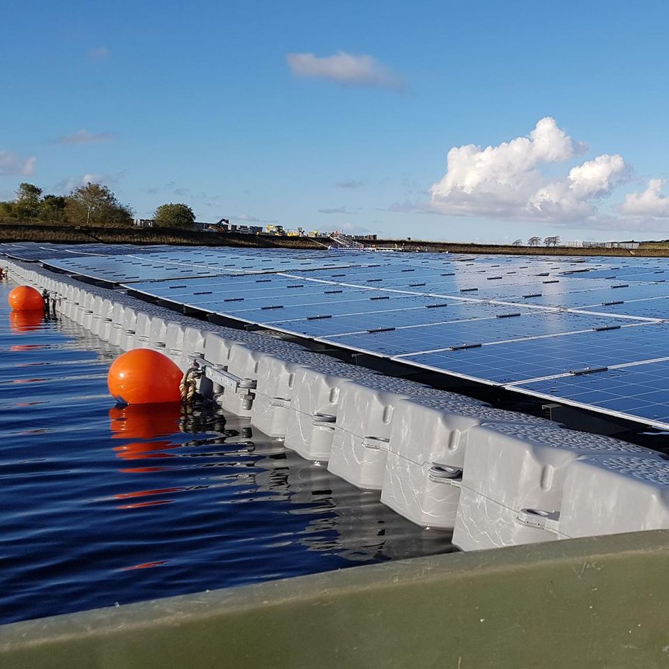 Photovoltaikanlage auf dem Langthwaite Reservoir
