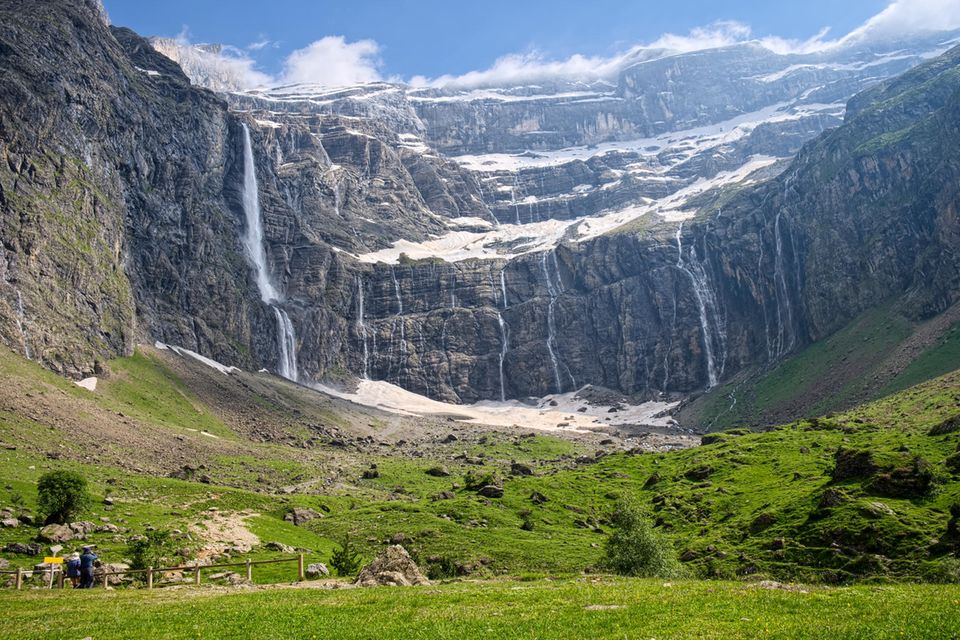 Wiiesen mit Bergen und Wasserfall