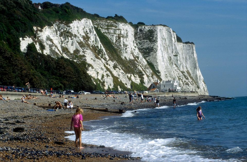 Strand mit Menschen und Kreidefelsen im Hintergrund