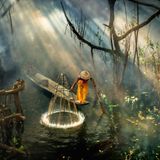 Asiatischer Fischer auf schmalem Boot mit Netz