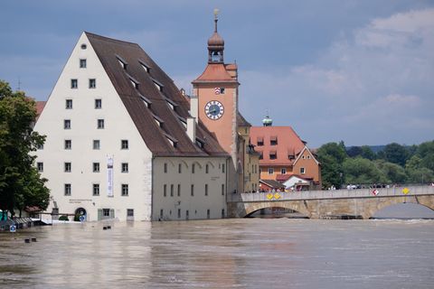 Alte Häuser unter Wasser bei Flut