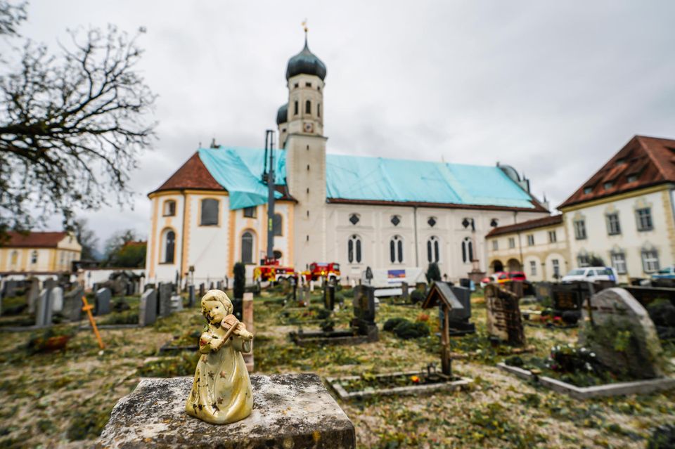 Kloster mit Friedhof davor Kloster mit Friedhof davor