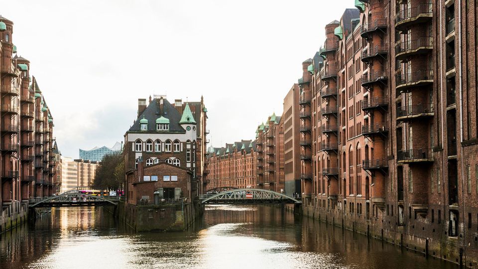 Alte Häuser mit Brücke und Fluss Alte Häuser mit Brücke und Fluss