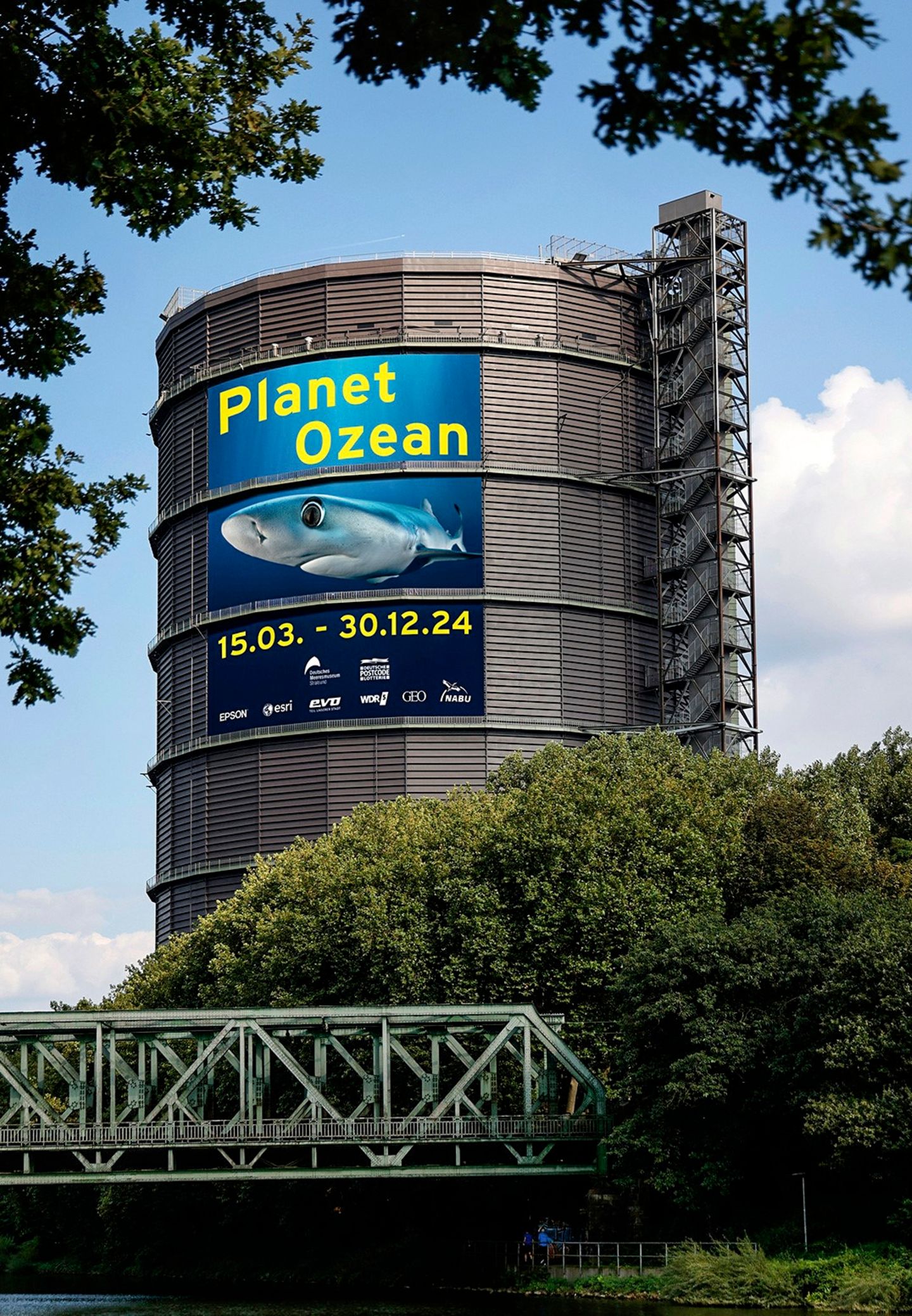 Spektakuläre Bilder präsentiert auch der Gasometer Oberhausen in einer Ausstellung, bei der GEO Medienpartner ist. Anhand teils noch nie gezeigter Fotos und Filme demonstriert "Planet Ozean" die Vielfalt des Lebens in den Meeren unserer Erde. Nicht nur die Augen werden dabei angesprochen: Im "Ocean Sound Raum" tauchen die Besucherinnen und Besucher in einzigartige Klangwelten ein. Hier ploppt, knistert, kracht es, wenn Abertausende Krustentiere, ein Schwarm Kabeljaue oder die Bewohner von Korallenriffen ihre per Mikrofon erlauschten Lebenszeichen erklingen lassen. GEO-Reporter Dirk Steffens spricht zudem den Audioguide, der durch die Bildergalerie führt. Höhepunkt der Ausstellung stellen überdimensionale Leinwände dar, die als Projektionsfläche für die beeindruckende Meereswelt dienen. Ganz ohne Pressluftflasche und Atemmaske kann das Publikum so riesigen Fischschwärmen oder Meeresgiganten begegnen. Die Ausstellung läuftmindestens bis 30. Dezember 2024. Weitere Infos finden Sie hier.