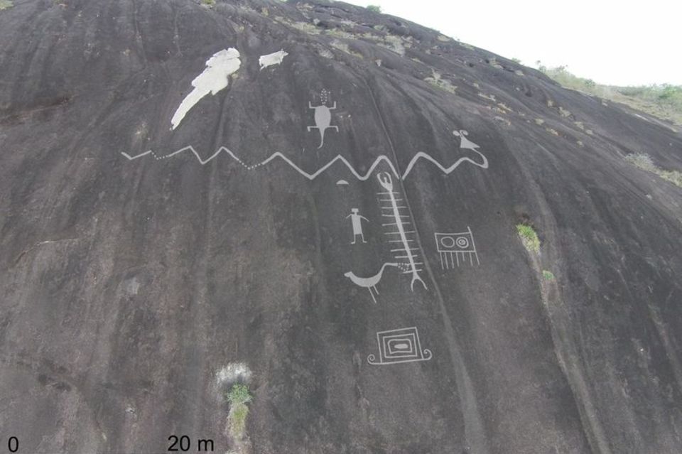 Petroglyphen sind in einen Fels graviert. Foto: Dr Philip Riris/dpa 1.3333