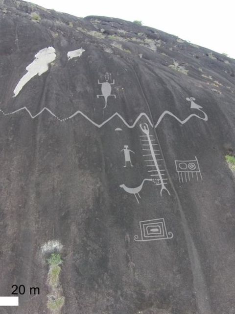 Petroglyphen sind in einen Fels graviert. Foto: Dr Philip Riris/dpa