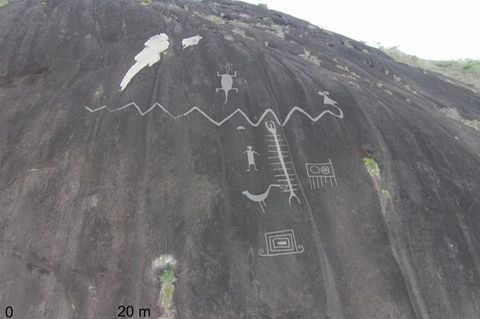 Petroglyphen sind in einen Fels graviert. Foto: Dr Philip Riris/dpa