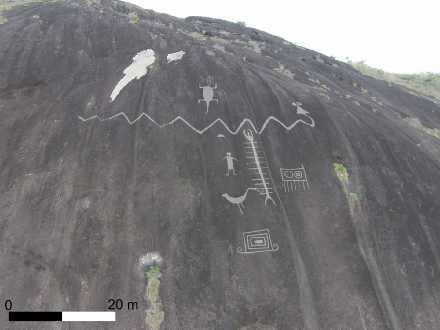 Petroglyphen sind in einen Fels graviert. Foto: Dr Philip Riris/dpa