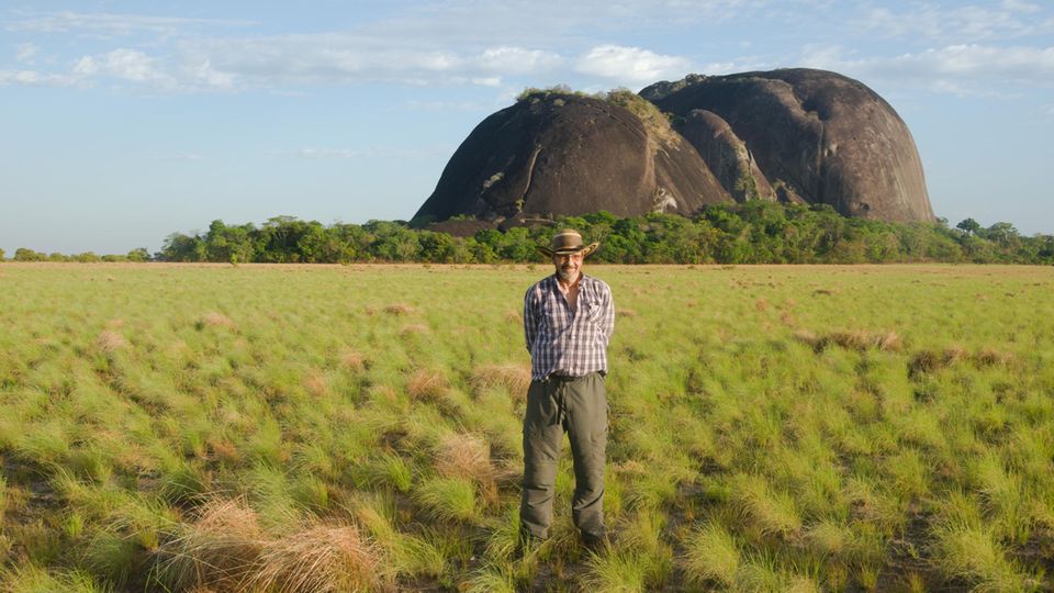 Projektleiter Dr. Jose Oliver vor dem Granithügel am Orinoco
