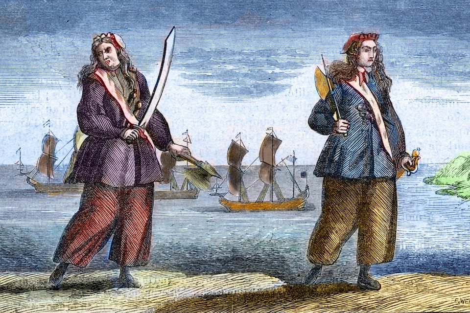 Anne Bonny und Mary Read schwingen Schwert und Axt 1.6476
