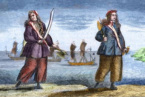 Anne Bonny und Mary Read schwingen Schwert und Axt