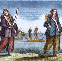 Anne Bonny und Mary Read schwingen Schwert und Axt