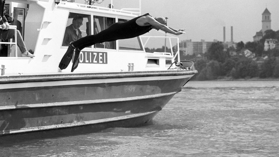 Zum Tod von Klaus Töpfer: Im Jahr 1988 sprang Klaus Töpfer im Neoprenanzug in den Rhein. Allerdings nicht nur, um auf die Sauberkeit des Flusses nach einem Chemieunfall hinzuweisen. Sondern auch, um eine Wette einzulösen Im Jahr 1988 sprang Klaus Töpfer im Neoprenanzug in den Rhein. Allerdings nicht nur, um auf die Sauberkeit des Flusses nach einem Chemieunfall hinzuweisen. Sondern auch, um eine Wette einzulösen