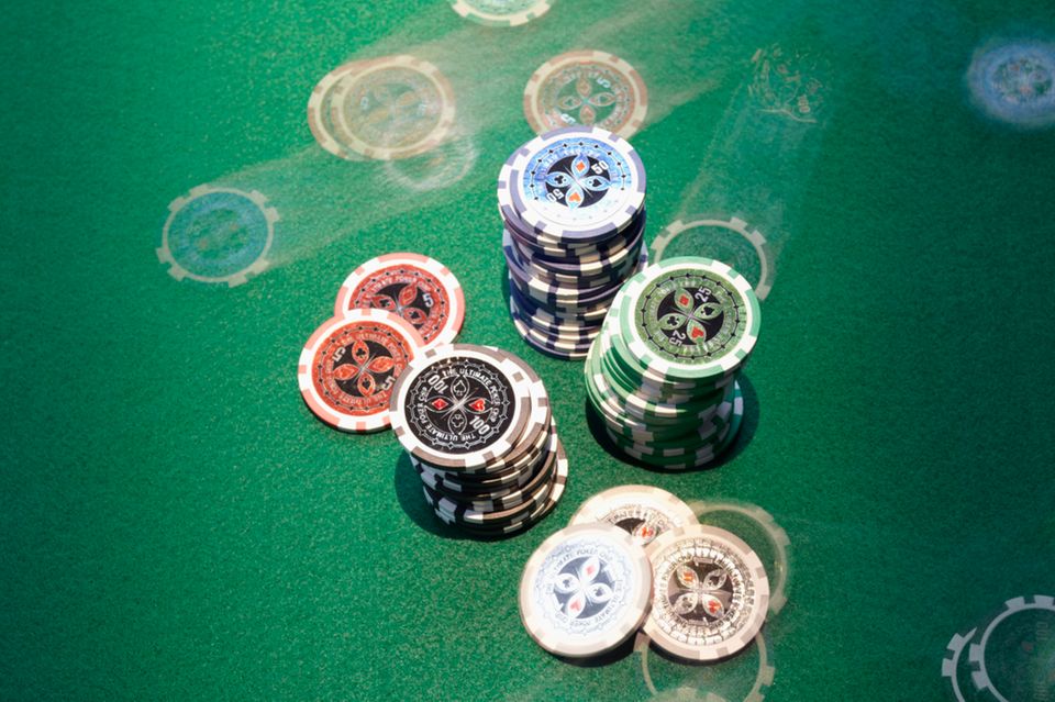 Spielchips auf einem Pokertisch