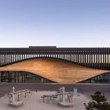 Außenansicht des Klimatoriums, Fassade aus Glas und Stahl mit geschwungener Holzwelle