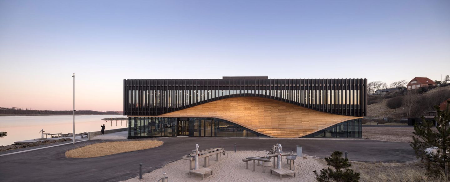 Außenansicht des Klimatoriums, Fassade aus Glas und Stahl mit geschwungener Holzwelle