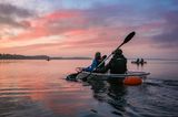 Kayakfahrer paddeln im Sonnenuntergang auf dem Limfjord