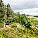 Wanderer auf einem Wanderweg entlang der Küste der Insel Venø
