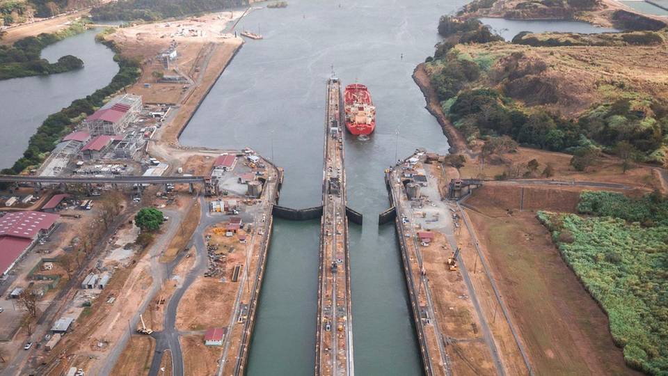 Ein Bott fährt durch den Panama Kanal