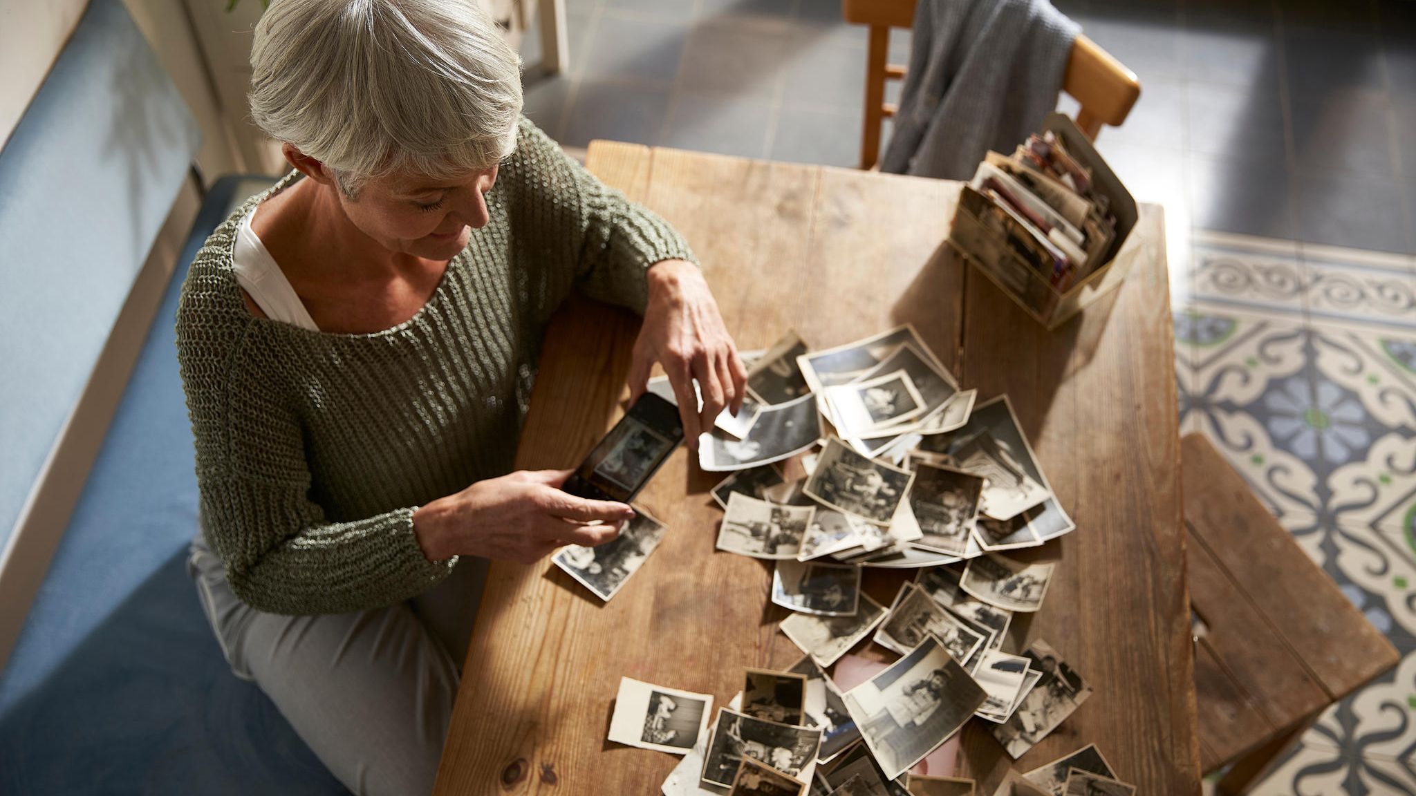 Alte Frau sieht Fotos durch
