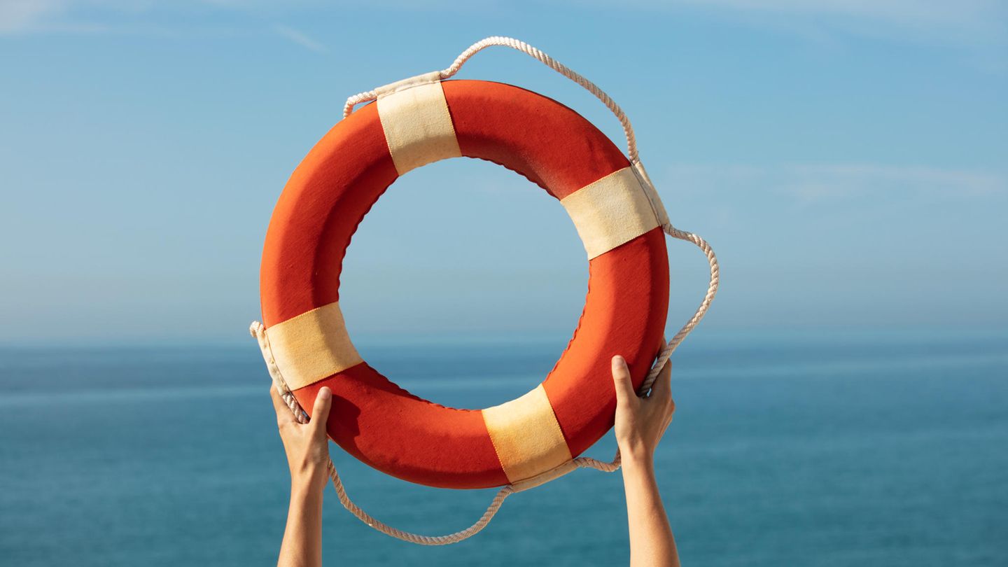 Hände halten Rettungsring in die Höhe