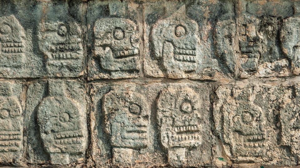 Teilansicht eines Reliefs mit Darstellungen von Schädeln