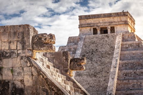 Blick auf mehrere Tempelanlagen in Chichén Itzá, im Hintergrund der El Castillo