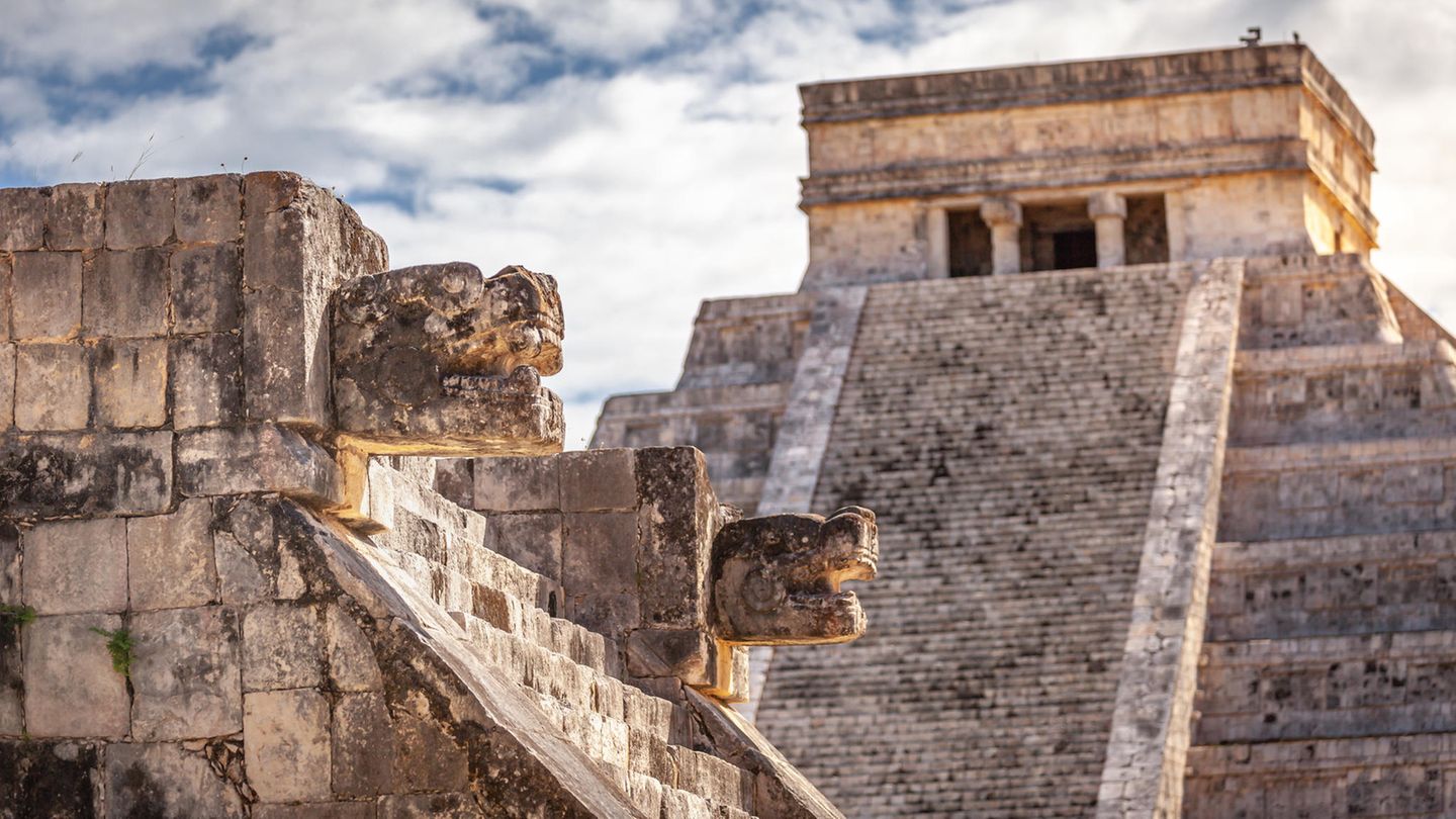 Blick auf mehrere Tempelanlagen in Chichén Itzá, im Hintergrund der El Castillo