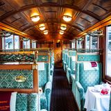 Innenaufname eines Nostalgiezugs mit plüschigen Sitzen, Holz. Sehr edel.