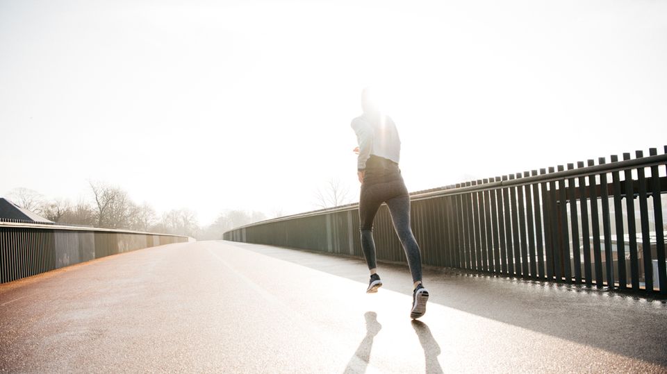 Eine dünne Frau joggt Eine dünne Frau joggt