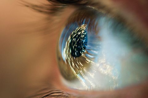 Auge mit Lichtpunkten
