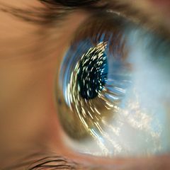 Auge mit Lichtpunkten