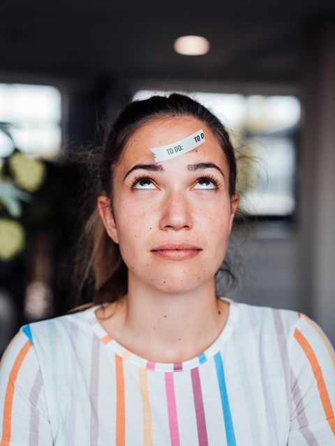 Frau versucht sich zu erinnern