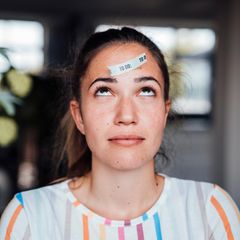 Frau versucht sich zu erinnern