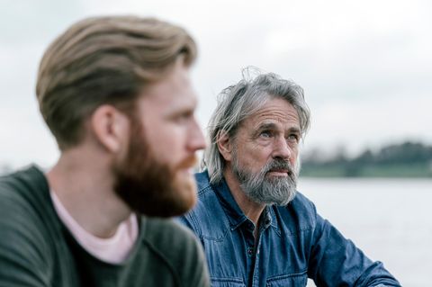 Vater und Sohn sitzen zusammen