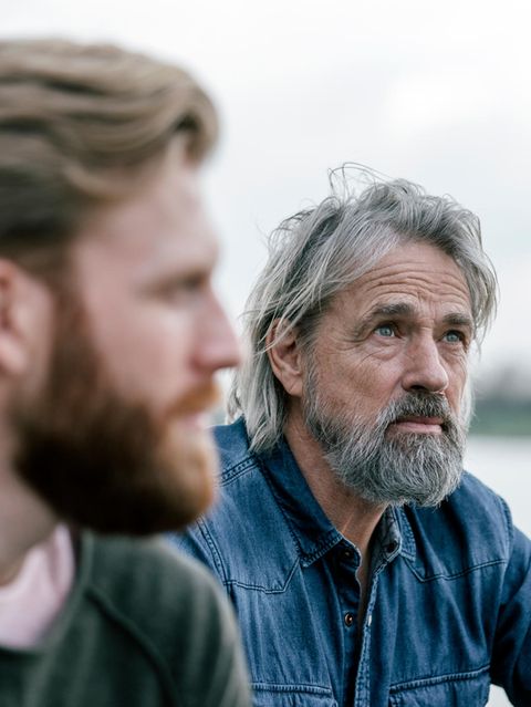 Vater und Sohn sitzen zusammen