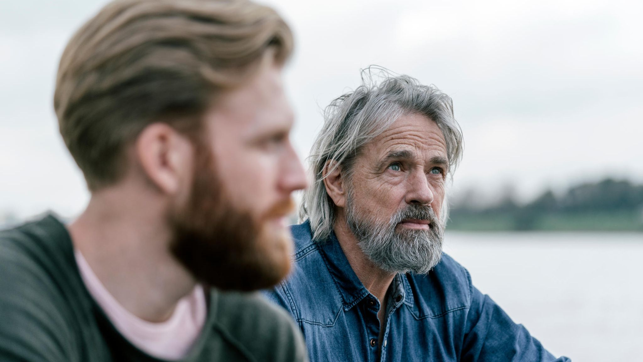 Vater und Sohn sitzen zusammen Vater und Sohn sitzen zusammen
