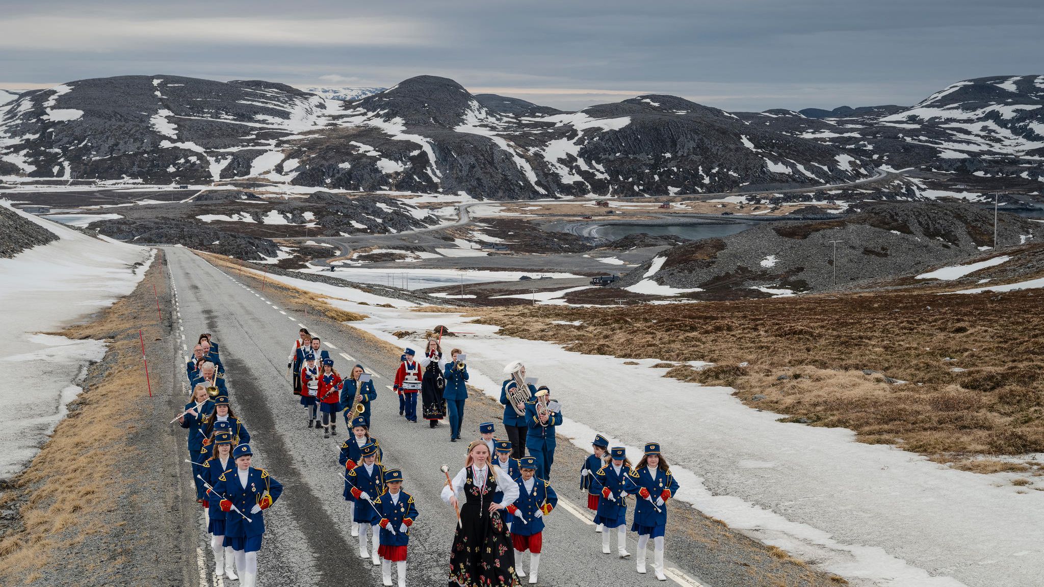 Mag sein, dass die Finnmark weitab vom Schuss ist, kulturfern sind aber weder die Dörfer noch ihre Bewohner. Die Kapelle von Mehamn marschiert auf der Straße vor Gamvik
