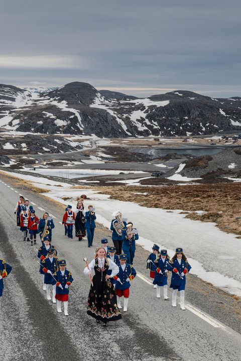 Mag sein, dass die Finnmark weitab vom Schuss ist, kulturfern sind aber weder die Dörfer noch ihre Bewohner. Die Kapelle von Mehamn marschiert auf der Straße vor Gamvik
