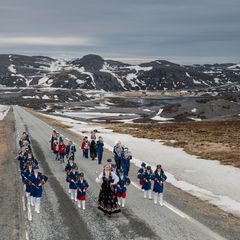 Mag sein, dass die Finnmark weitab vom Schuss ist, kulturfern sind aber weder die Dörfer noch ihre Bewohner. Die Kapelle von Mehamn marschiert auf der Straße vor Gamvik
