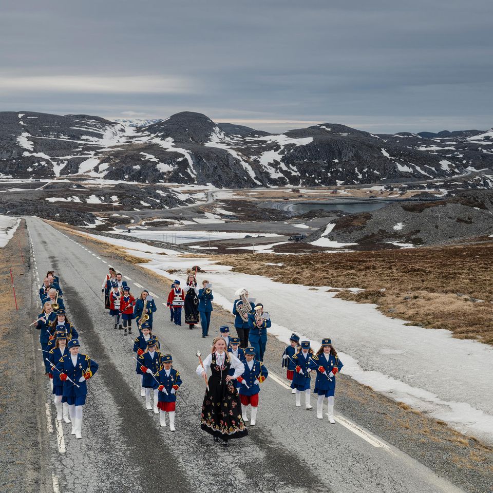 Mag sein, dass die Finnmark weitab vom Schuss ist, kulturfern sind aber weder die Dörfer noch ihre Bewohner. Die Kapelle von Mehamn marschiert auf der Straße vor Gamvik
