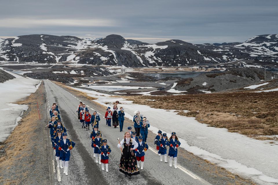 Mag sein, dass die Finnmark weitab vom Schuss ist, kulturfern sind aber weder die Dörfer noch ihre Bewohner. Die Kapelle von Mehamn marschiert auf der Straße vor Gamvik