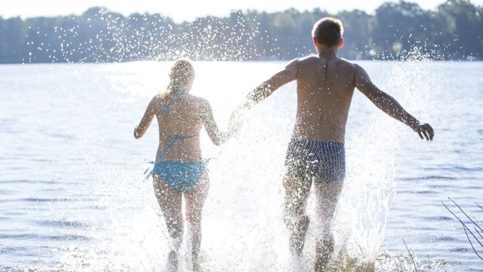 Nach dem Badespaß kommt der Juckreiz? Verursacher der Badedermatitis sind Zerkarien, die sich ab dem Frühsommer vor allem in See