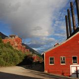 Geisterstadt Kennecott: Ein rotes Haus mit rauchenden Schornsteinen