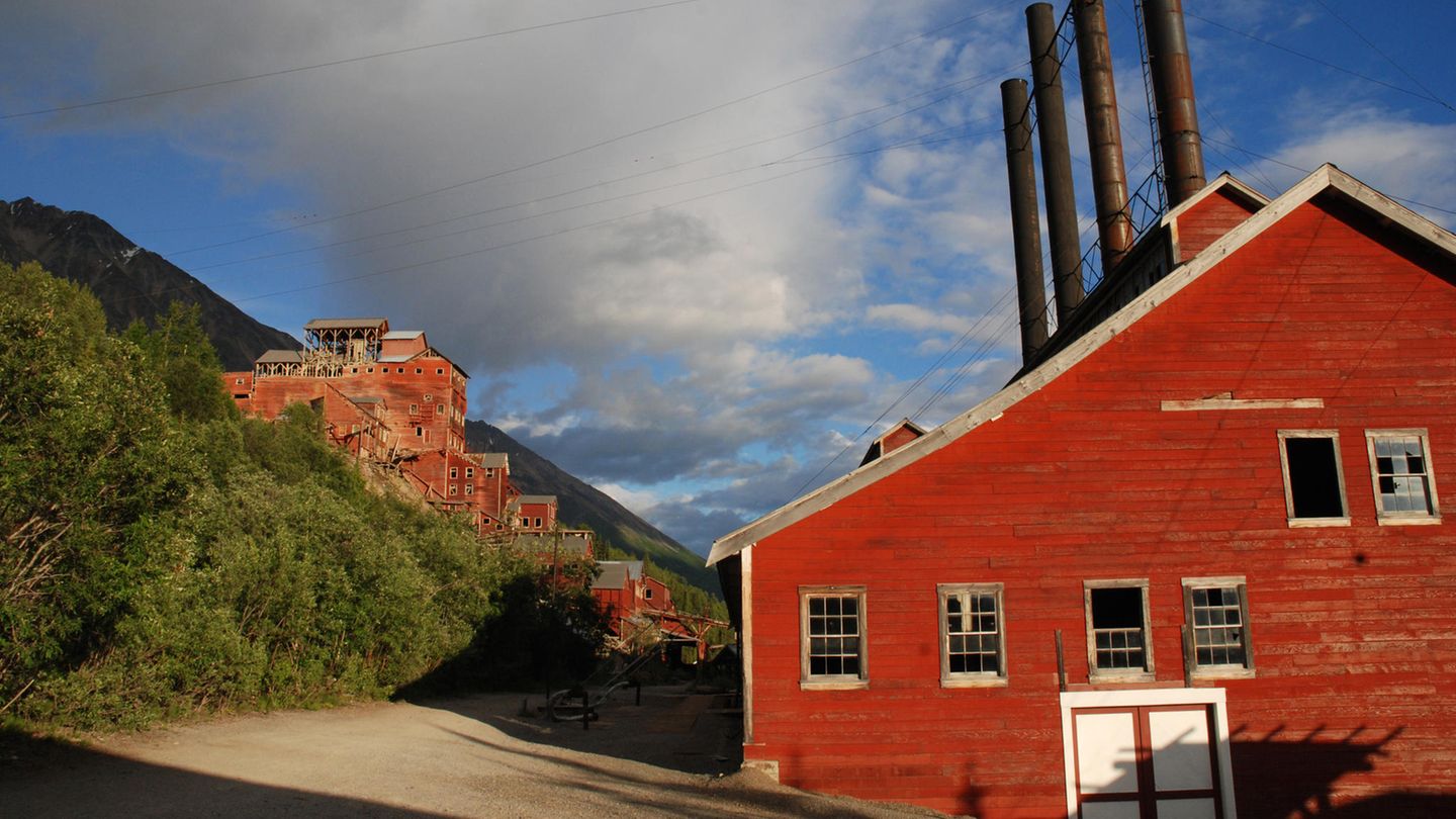 Kennecott, USA: Das reichste Dorf Alaskas Geisterstadt Kennecott: Ein rotes Haus mit rauchenden Schornsteinen