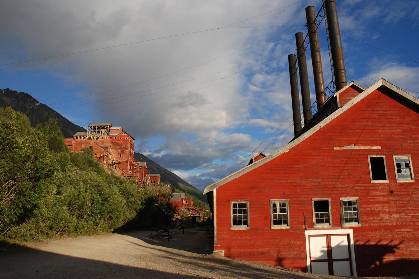 Kennecott, USA: Das reichste Dorf Alaskas Geisterstadt Kennecott: Ein rotes Haus mit rauchenden Schornsteinen