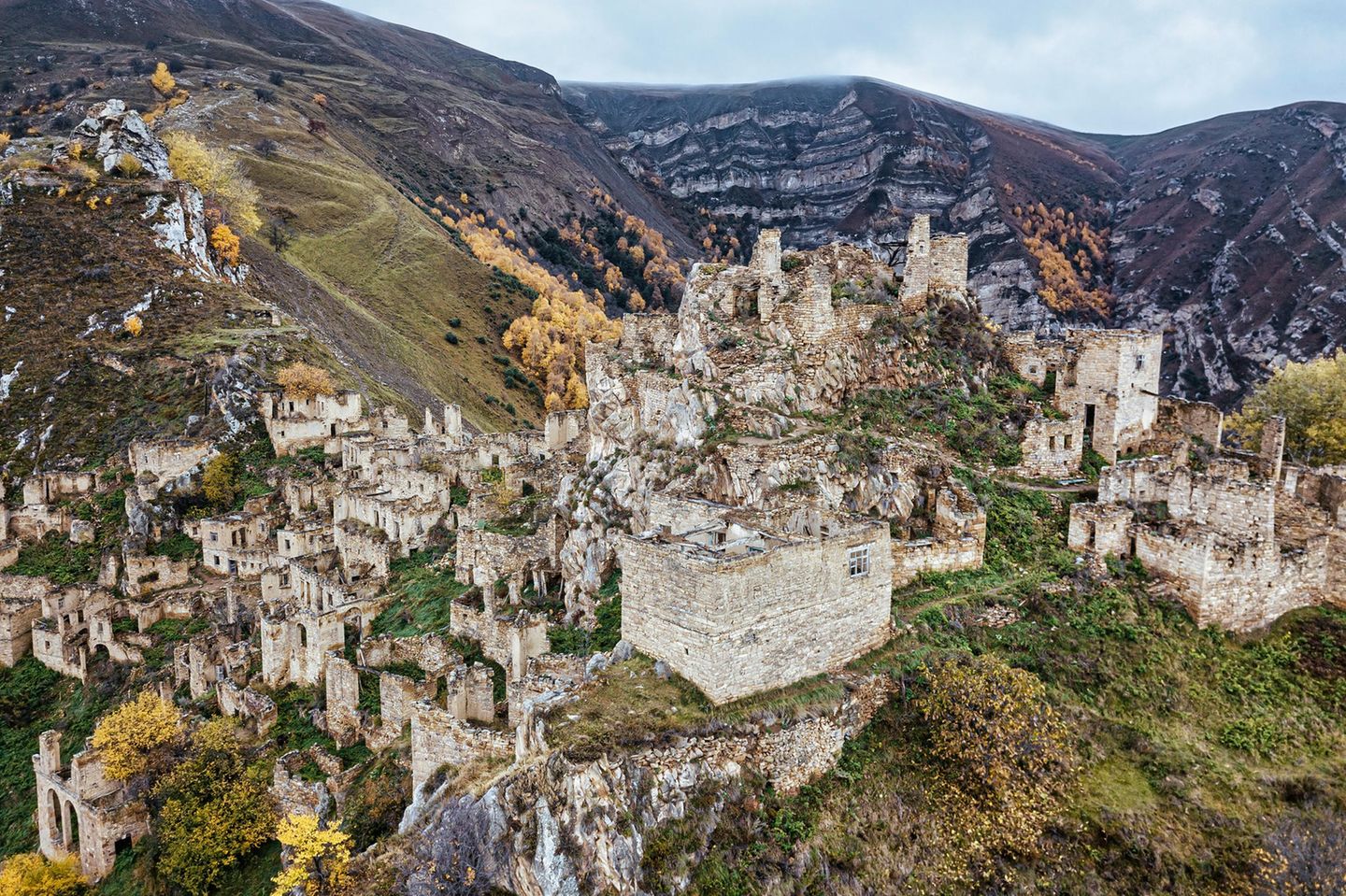 Gamsutl, Russland: Die Hoffnung starb zuletzt Geisterstadt Gamsutl: EIn Blick von oben auf eine Stadt, die nur noch aus Ruinen besteht