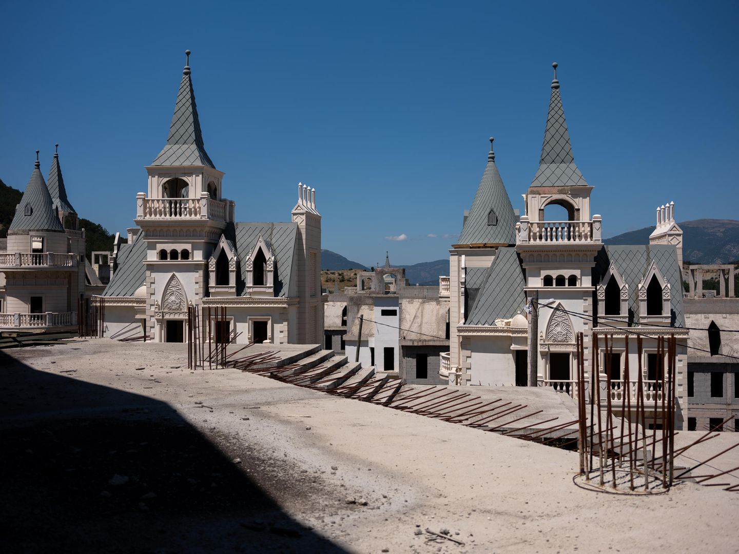 Burj al Babas, Türkei: Das verlassene Disneyland für Reiche Geisterstadt Burj al Babas: Eine verlassene Stadt mit grauen Schlössern