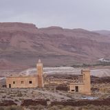 Geisterstadt Aouli: Ein verlassenes Gebäude steht vor einem Berg