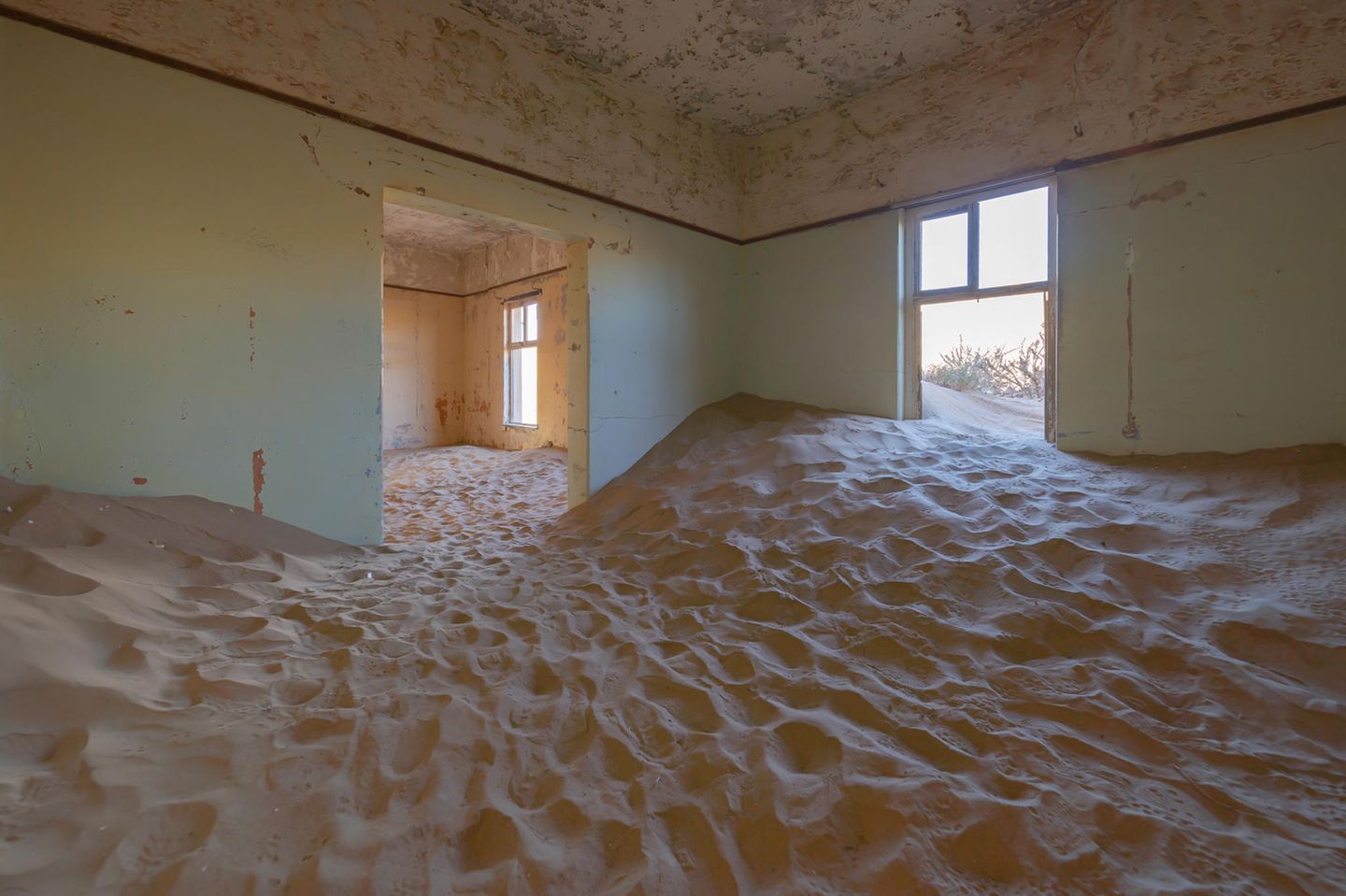 Geisterstadt Kolmannskuppe: Sand schüttet den Eingang der Wohnung zu